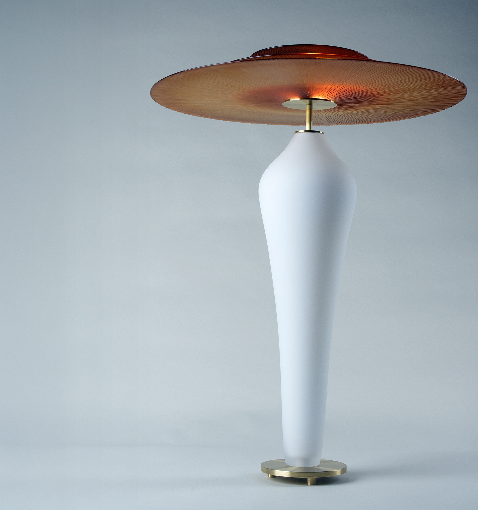 Atelier Stokowski, lampe Elio, 2024, verre soufflé, laiton brossé, h. 83 cm, ø 57 cm. © Photo : Benjamin Azambre