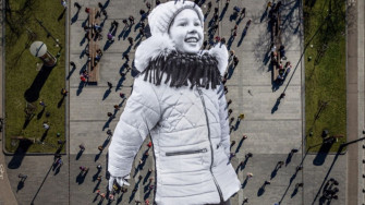Guerre en Ukraine : dévoilée à Lviv, l’œuvre monumentale de JR mise en vente en NFT au profit des réfugiés