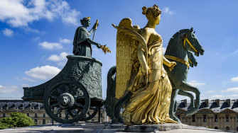 Musée du Louvre : le grand chantier de l’arc du Carrousel démarre avec la restauration des statues