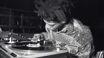 Basquiat Soundtracks à Paris : « Une exposition sur le rapport de l’artiste à la musique, c’est du jamais vu ». Entretien avec les commissaires