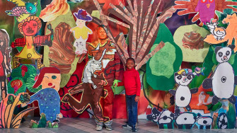 Paris : l’artiste caméléon Liu Bolin crée un arbre de vie pour les enfants malades de la drépanocytose