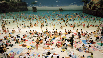Paris : un nouveau centre d’art flottant dédié à la photo ouvre ses portes avec une exposition Martin Parr