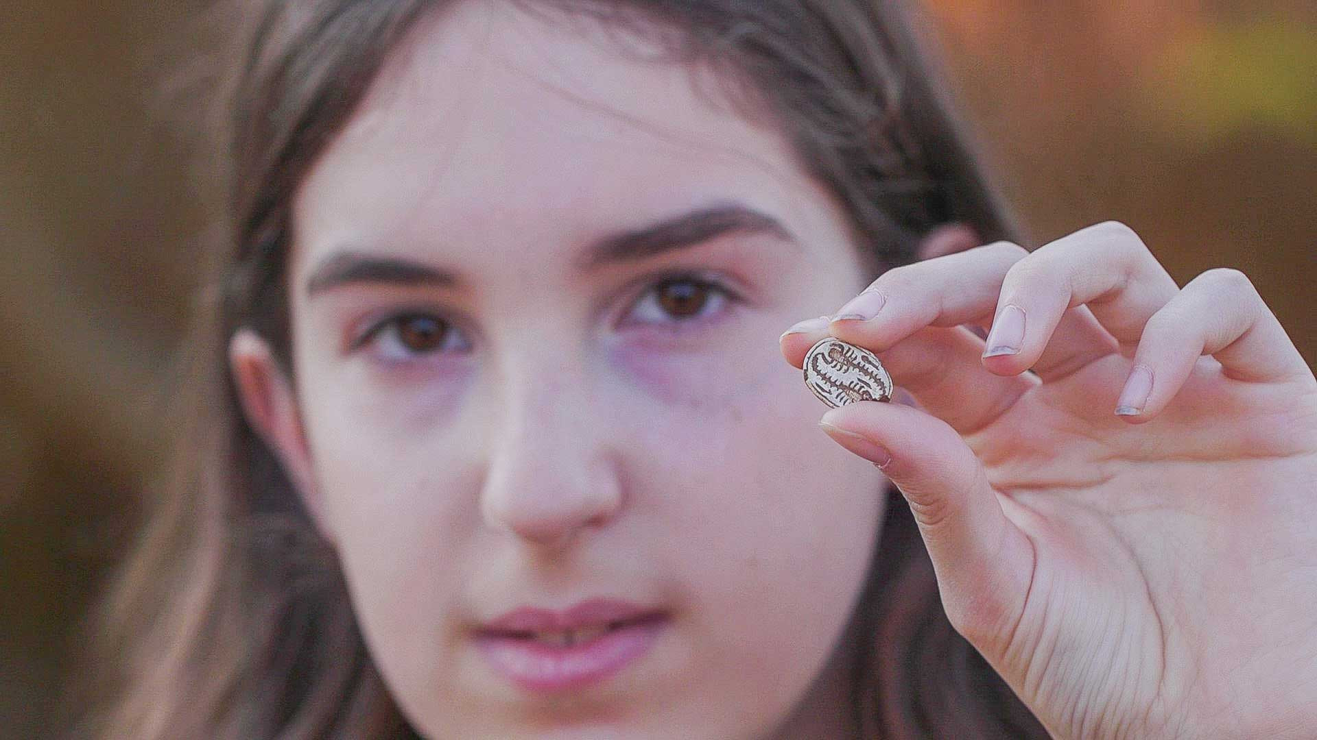 Archéologie : en Israël, une adolescente découvre par hasard une amulette égyptienne en cherchant des « aiguilles de porc-épic »