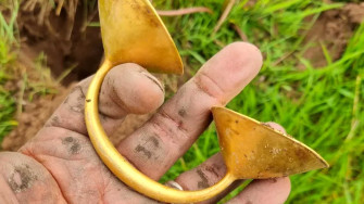 Archéologie : « J’avais bien plus de chances de gagner à la loterie ! » En Angleterre, un retraité découvre par hasard un rare objet en or vieux de 3000 ans