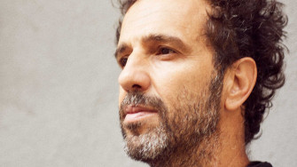 « Je détruis tout jusqu’à ce qu’il ne reste plus que le chaos » : Amir Nave, lauréat du Prix de dessin 2024 de la Fondation Daniel et Florence Guerlain