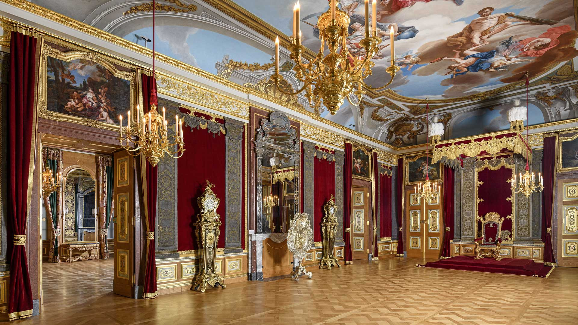 Oubliée depuis la Seconde Guerre mondiale dans un château en Allemagne, une extraordinaire collection de mobilier français révèle enfin ses splendeurs