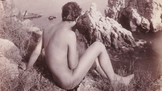 Paris : une exposition photo gratuite révèle une troublante collection de nus masculins