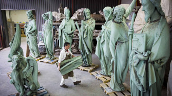Adieu vert-de-gris ! Les statues de la flèche de Notre-Dame de Paris ont retrouvé leur couleur d’origine