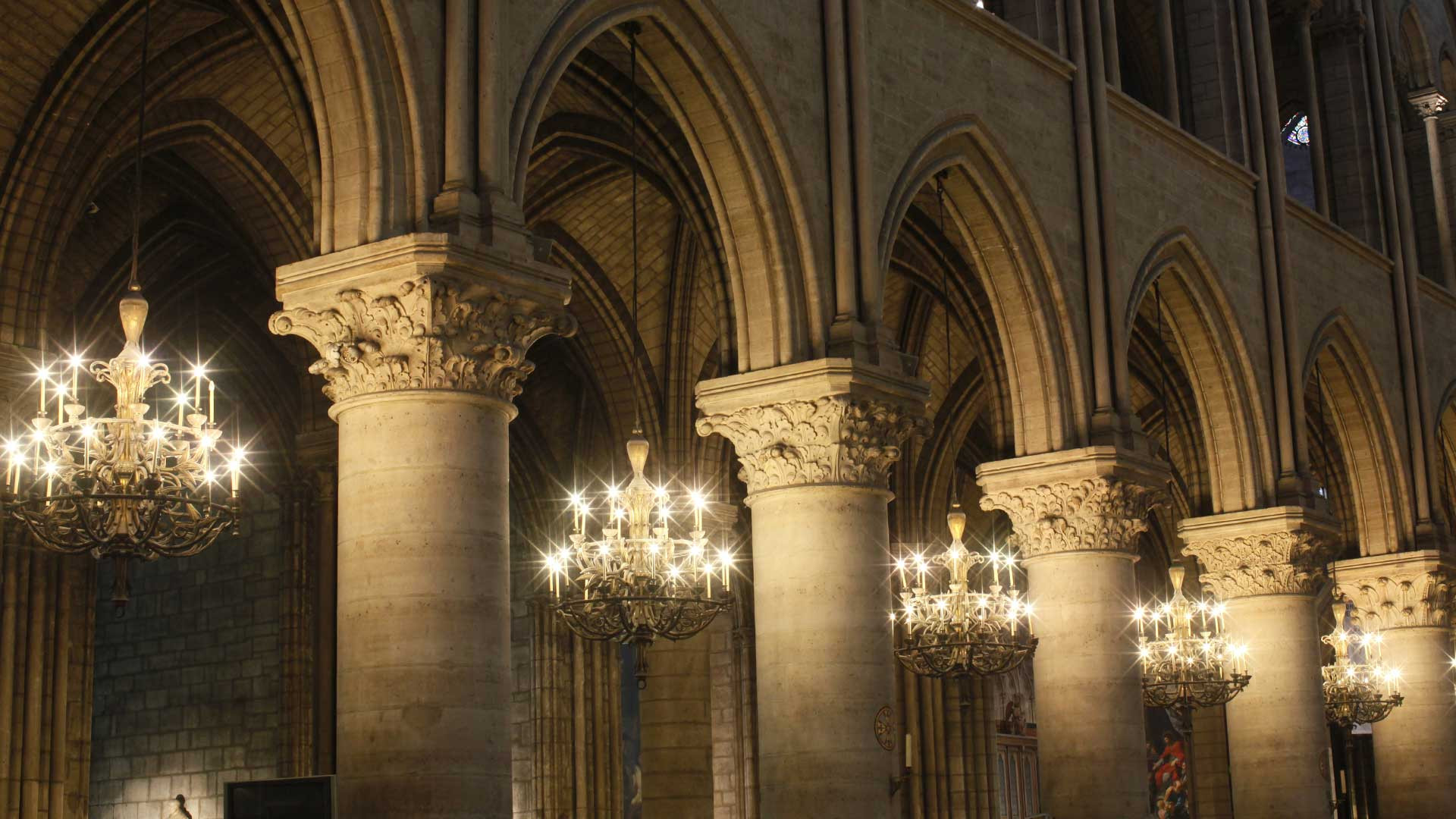 Orfèvres de la lumière, ils chassent les ténèbres : les lustriers de Notre-Dame de Paris