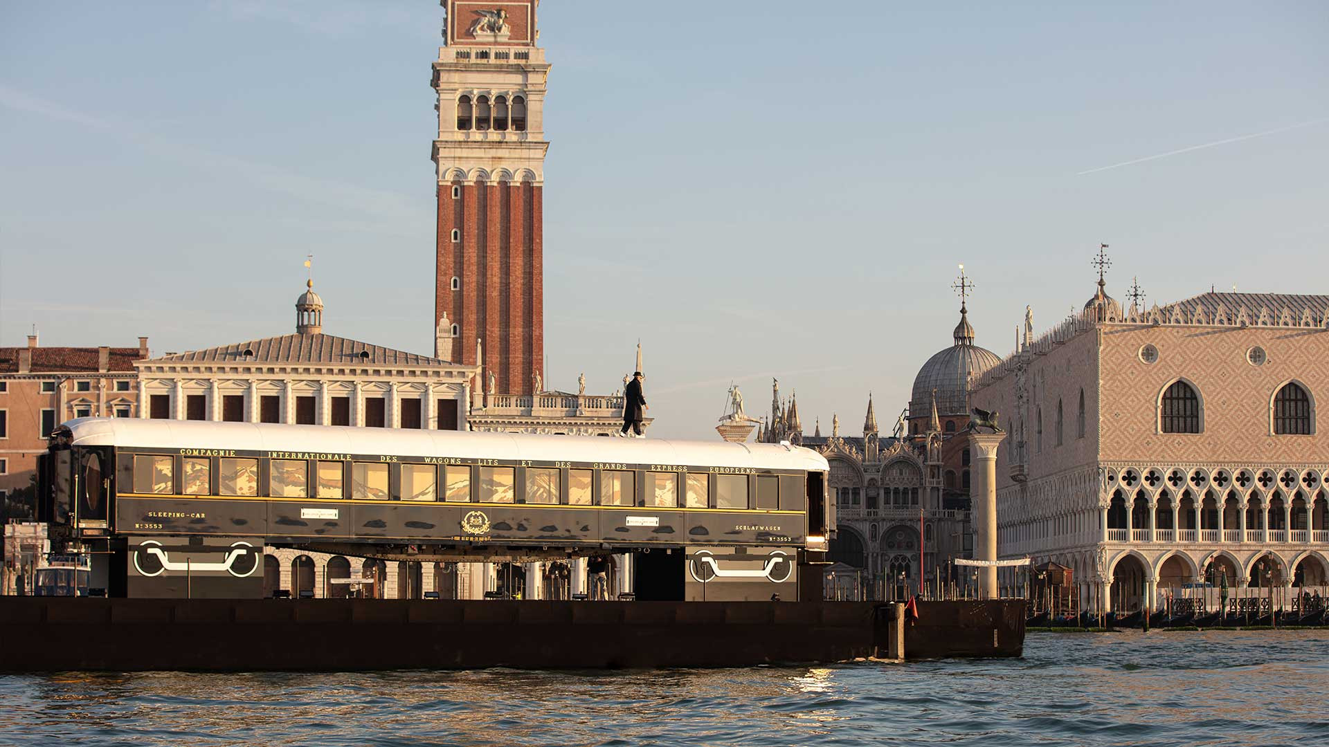 Quel célèbre artiste vient d’entrer dans l’histoire du mythique Venice Simplon-Orient-Express ?
