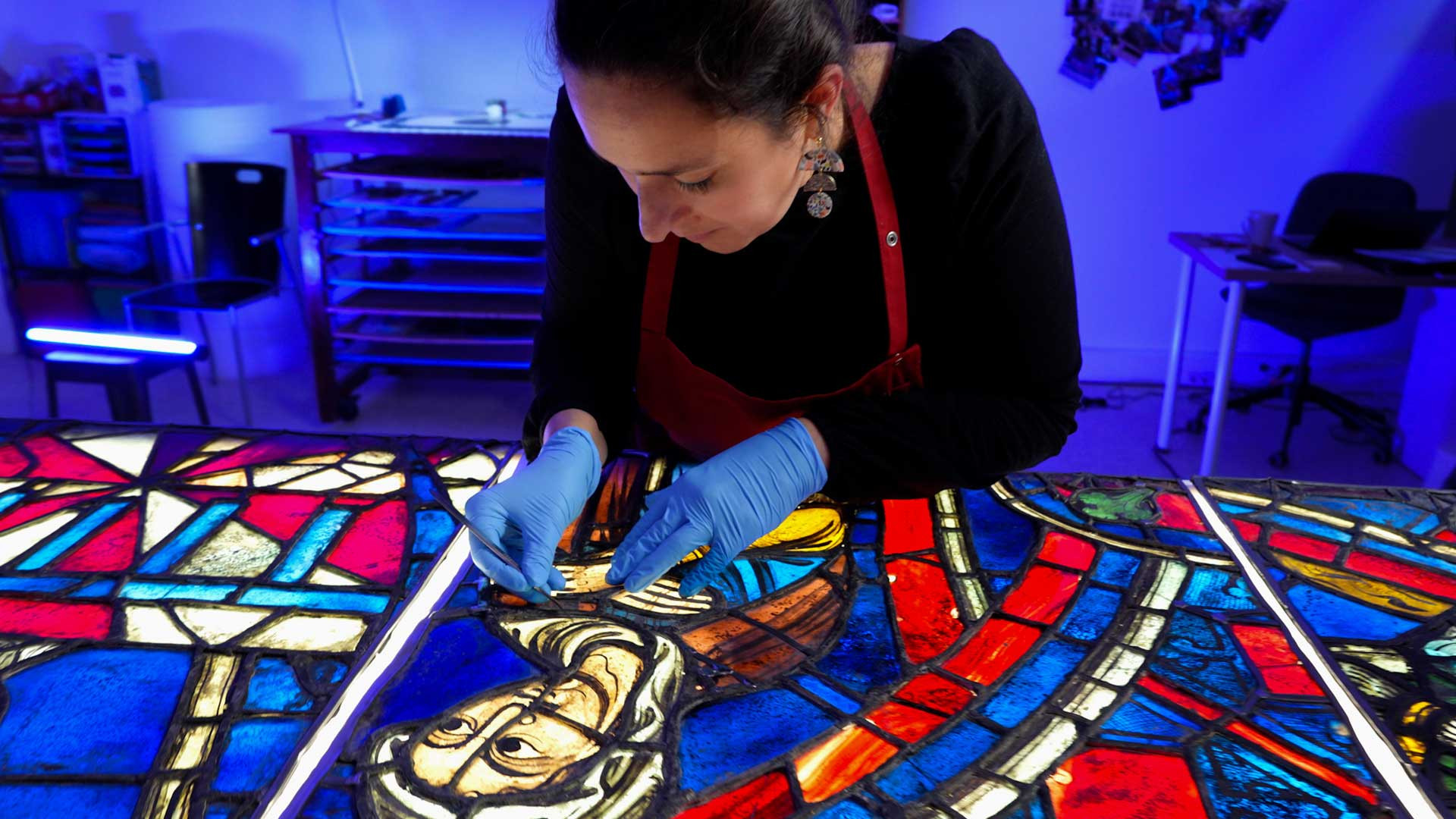 Secrets d’atelier : comment les vitraux du Moyen Âge ou de l’Art nouveau retrouvent-ils leurs couleurs ?