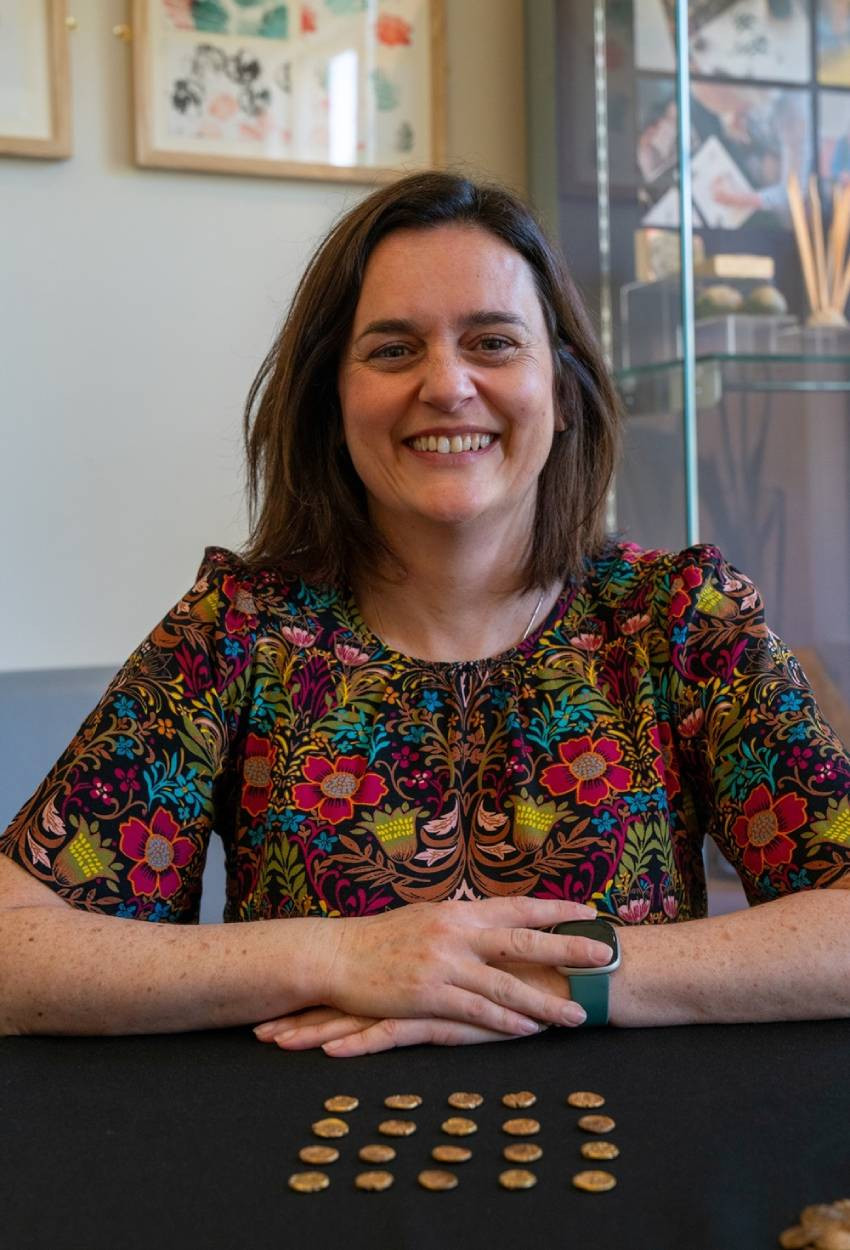 La conservatrice Claire Willetts devant le trésor de Great Barrow © Museum of Chelmsford / Fountains Media.