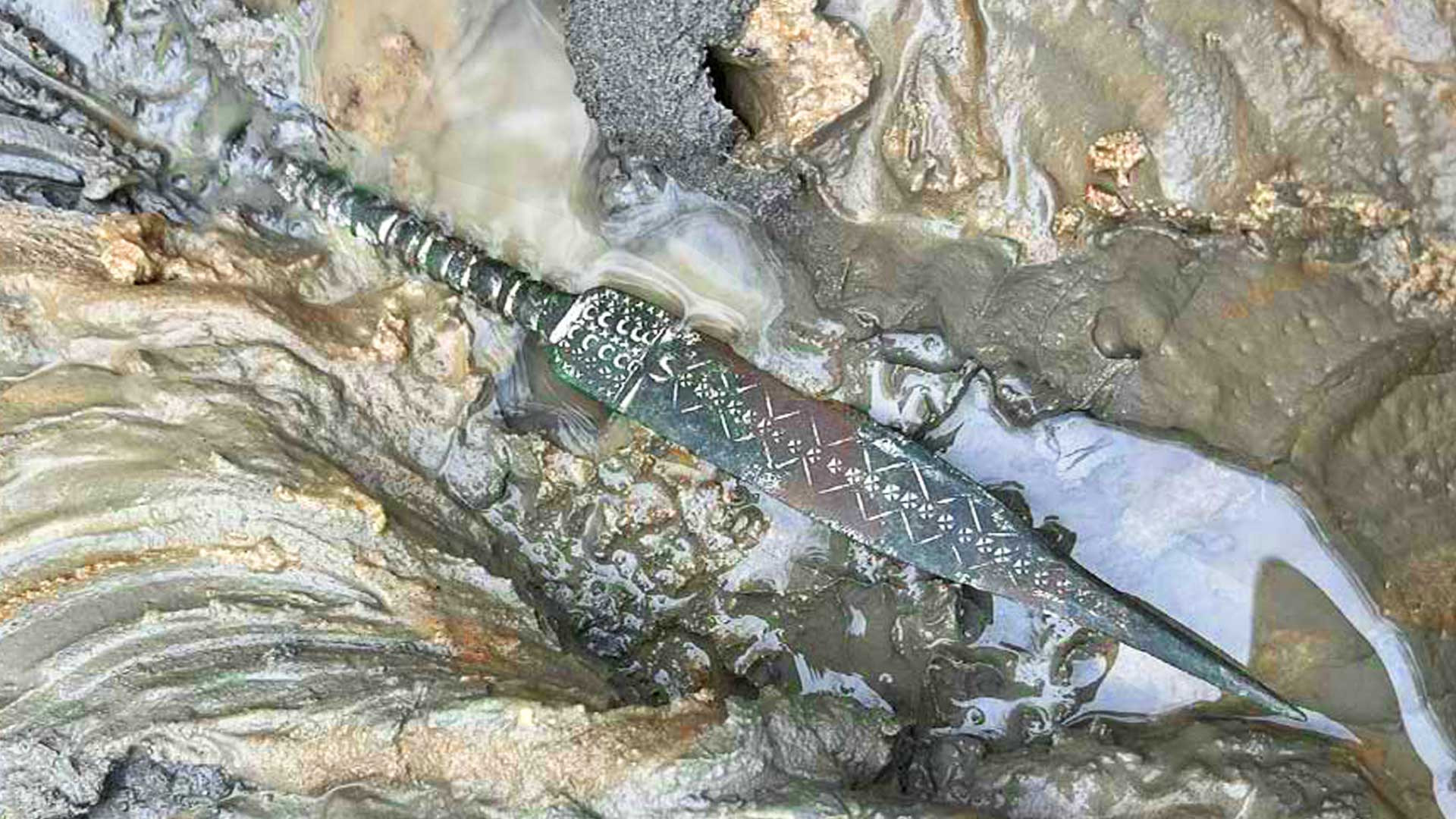 Archéologie : « C’est ma découverte la plus précieuse ! » En Pologne, des détectoristes amateurs découvrent une dague vieille de plus de 2000 ans sur une plage