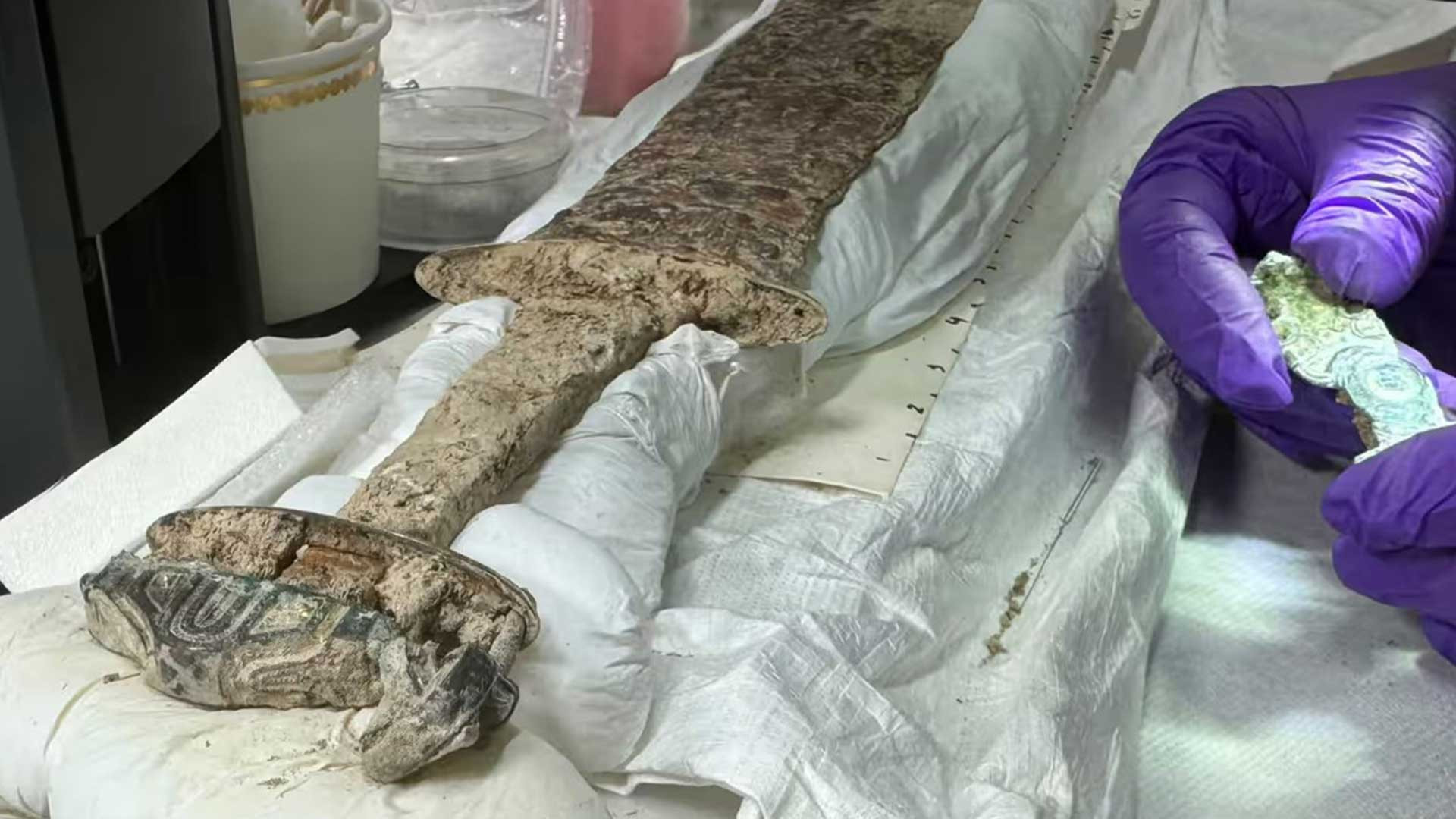 Archéologie : Découverte dans un cimetière en Angleterre, une spectaculaire épée vieille de plus de 1400 ans surprend les archéologues