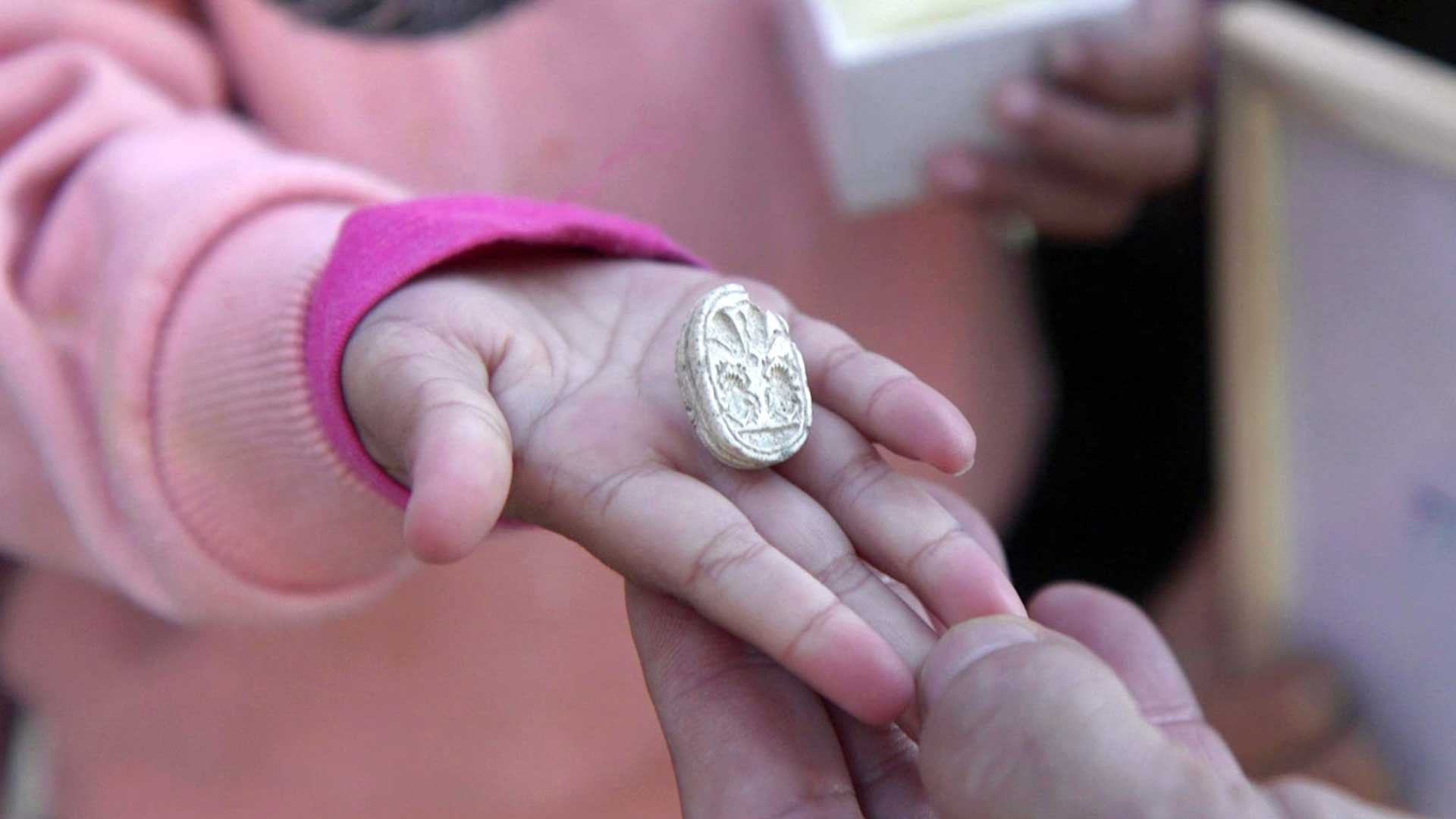 En Israël, une petite fille découvre par hasard lors d’une promenade un rare artefact égyptien vieux de 3800 ans