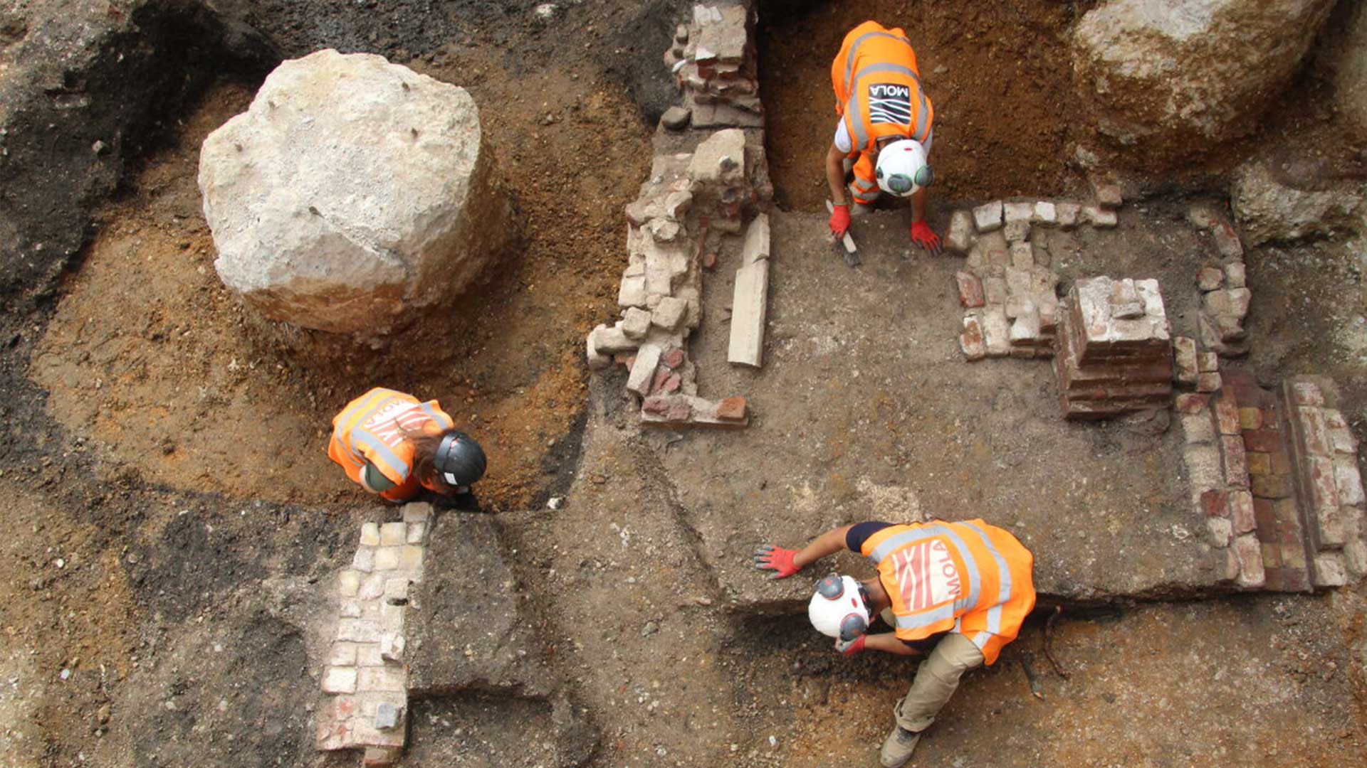 Archéologie : à Londres, la découverte d’un rarissime lit en bois vieux de 2000 ans éclaire les pratiques funéraires de la Bretagne romaine