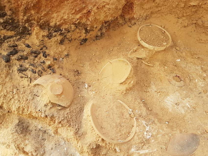 Bols en poterie, probablement utilisés lors d'un repas lié à l'enterrement, découverts sur le site de fouille de la nécropole romano-byzantine de Tel Malḥata, en Israël. © Photo : Svetlana Talis, Autorité israélienne des antiquités