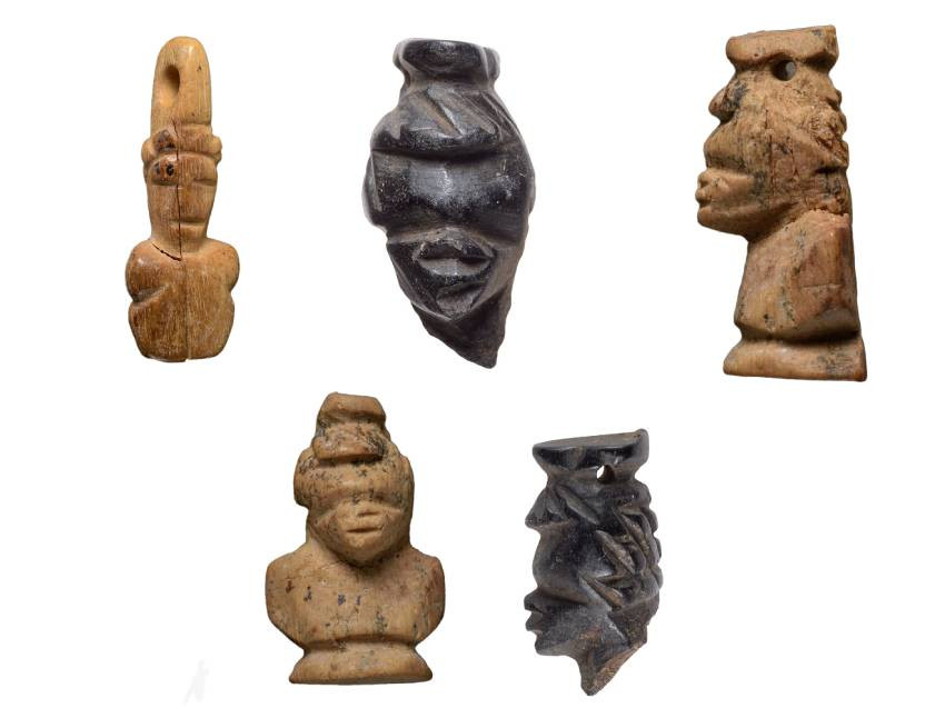 Des têtes de personnages africains sculptés découvertes sur le site pourraient attester de l'origine des personnes enterrées. © Dafna Gazit, Autorité israélienne des antiquités