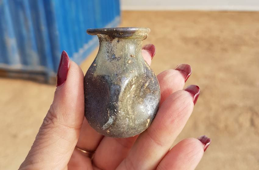 Outre les figurines, des objets en verre, des bijoux en albâtre et des bracelets en bronze ont également été découverts lors de la fouille de la nécropole romano-byzantine de Tel Malḥata, en Israël. © Dafna Gazit, Autorité des Antiquités d'Israël