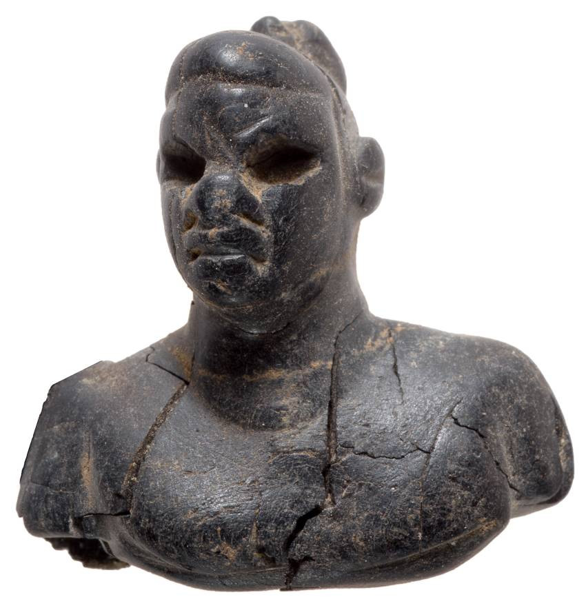 Les deux petites têtes en ébène découvertes dans la nécropole de Tel Malḥata figurent une femme et un homme présentant des traits africains. © Dafna Gazit, Autorité des Antiquités d'Israël
