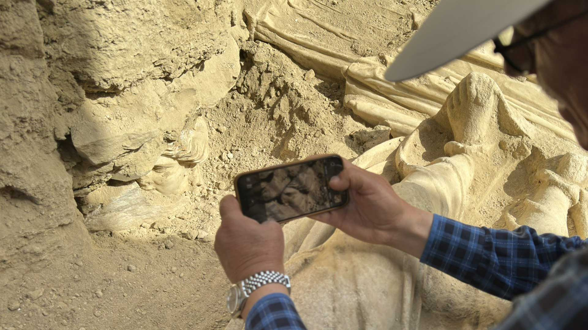 Découverte en Turquie d’une monumentale tête de déesse grecque coincée entre deux rochers