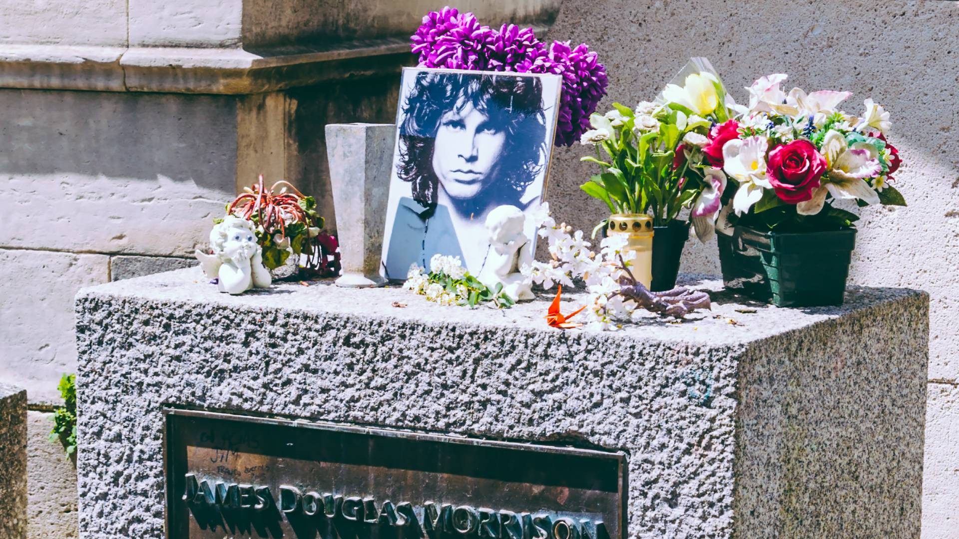 Paris : le buste de Jim Morrison, mystérieusement disparu du Père-Lachaise il y a 37 ans, redécouvert par hasard par la police