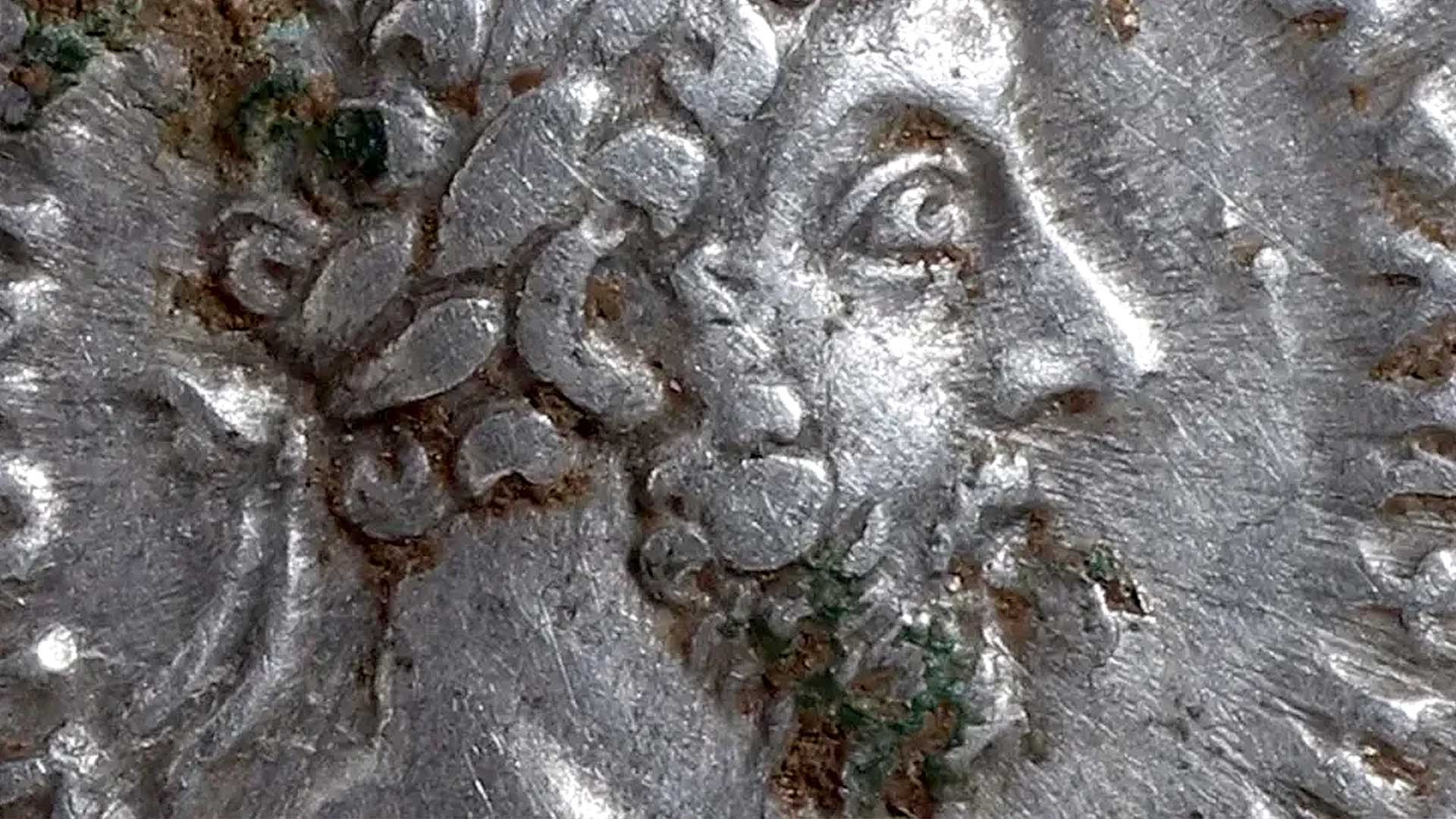 Archéologie : en Angleterre, un amateur découvre par hasard au détecteur de métaux des pièces de monnaies en argent vieilles de plus de 2000 ans