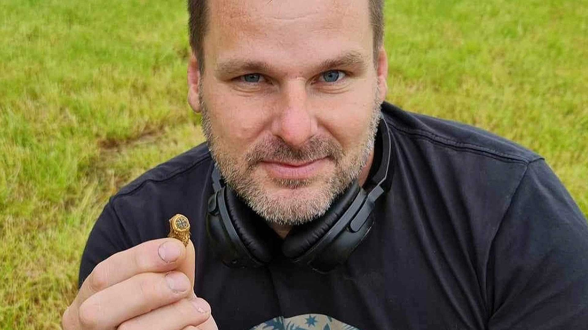 Archéologie : « Je pensais que c’était juste une babiole de fête foraine » : une rare bague en or découverte par un détectoriste amateur dans un champ en Angleterre