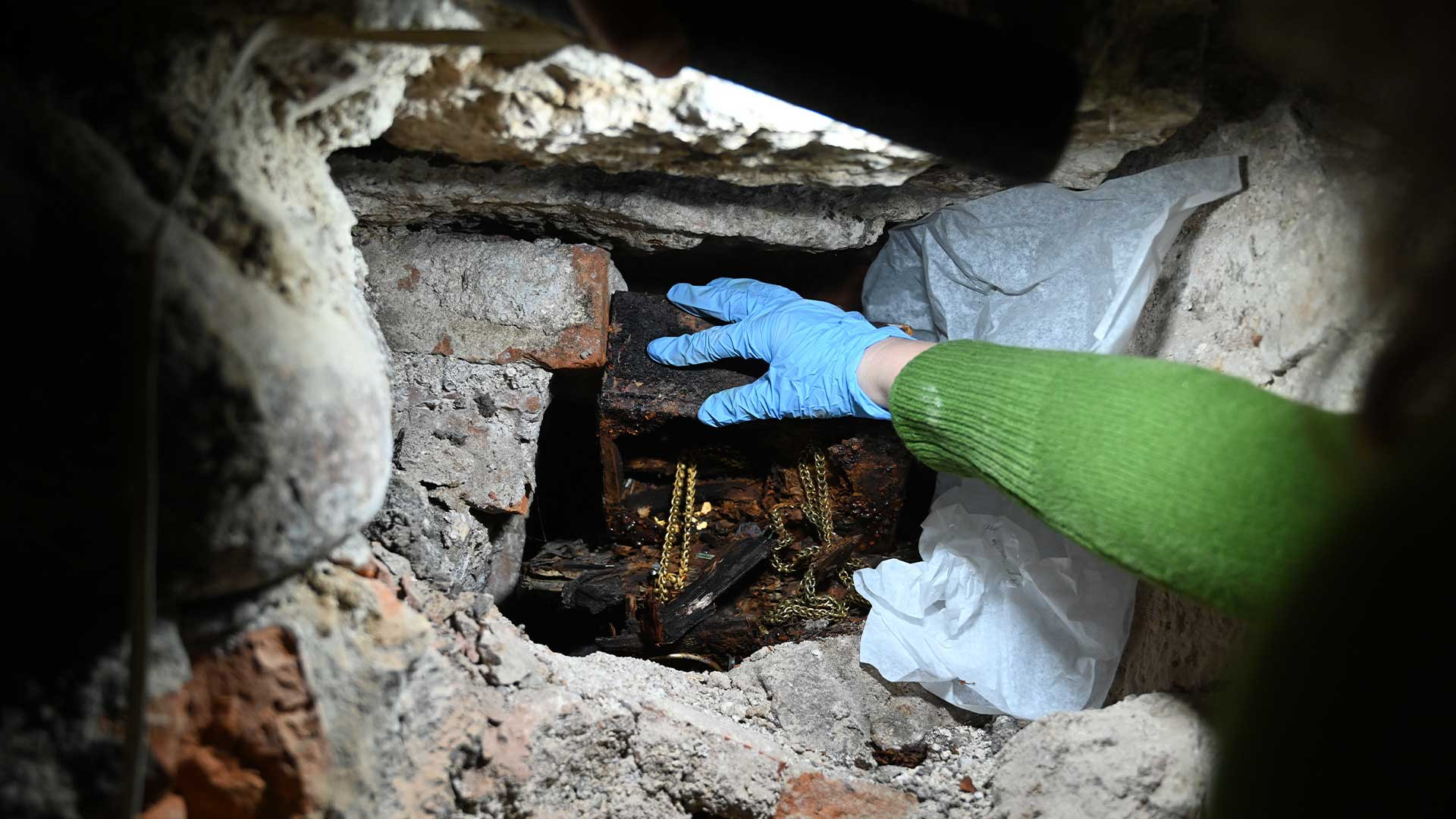 Archéologie : Découverte en Lituanie de couronnes « d’une valeur inestimable » cachées depuis 80 ans dans les murs d’une cathédrale