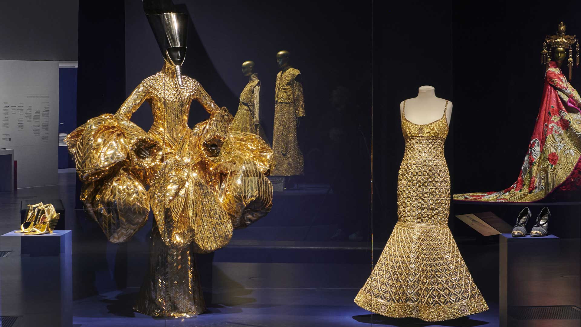 Paris : une exposition éblouissante révèle les secrets de l’or dans la mode au musée du quai Branly