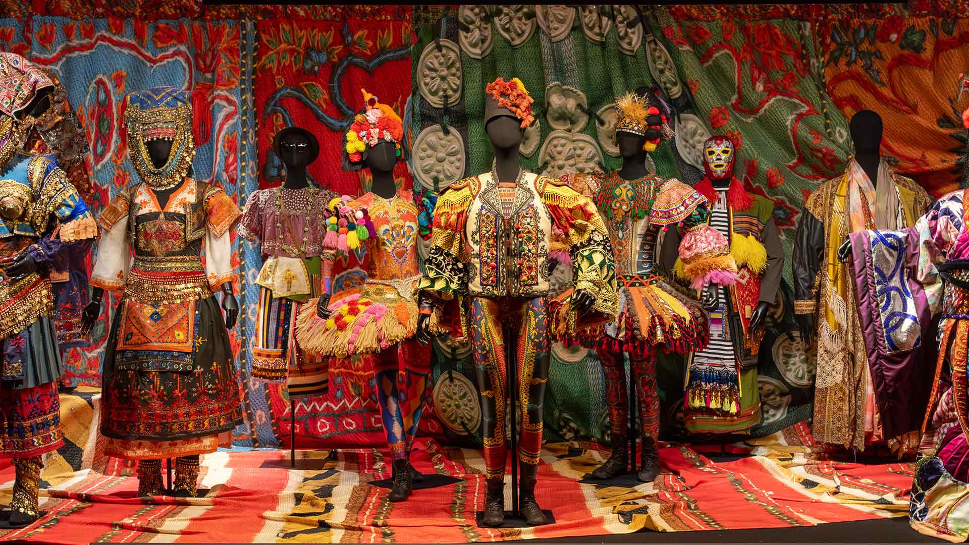 140 créations extraordinaires de Christian Lacroix réunies pour la première fois dans une exposition au Centre national du costume et de la scène