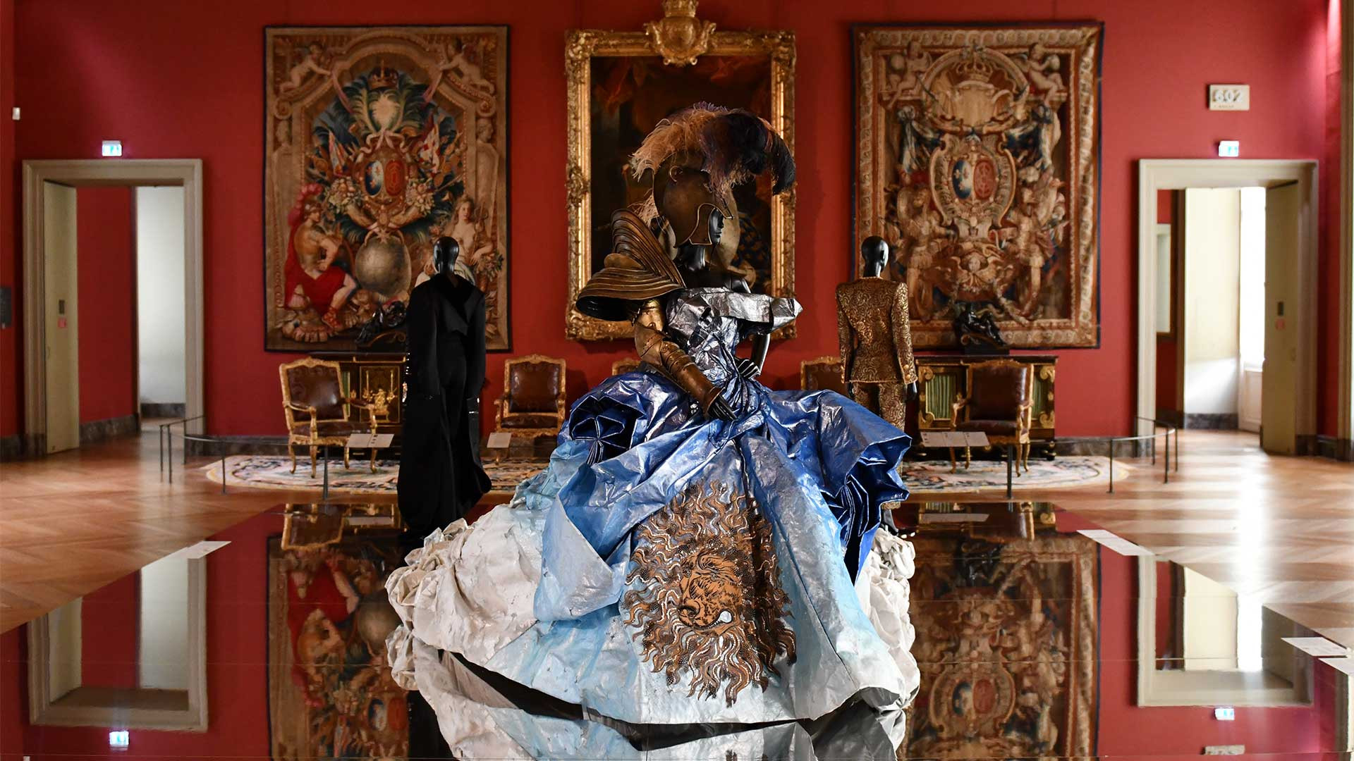 Musée du Louvre : 7 face-à-face qui vont vous éblouir dans l’exposition « Louvre Couture »