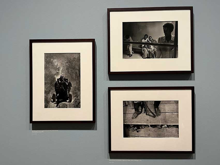 À gauche : Sebastião Salgado, Troupes portugaises à la frontière Tanzanienne, Mozambique, juin 1974, en bas : Sebastião Salgado, Pendant une manifestation de soutien au Mouvement Populaire de Libération de l'Angola, Luanda, Angola, 1975, en haut : Sebastião Salgado, Hôpital pour populations déplacées, Adis Abeba, Ethiopie, 1974 © Photo : Naïade Plante