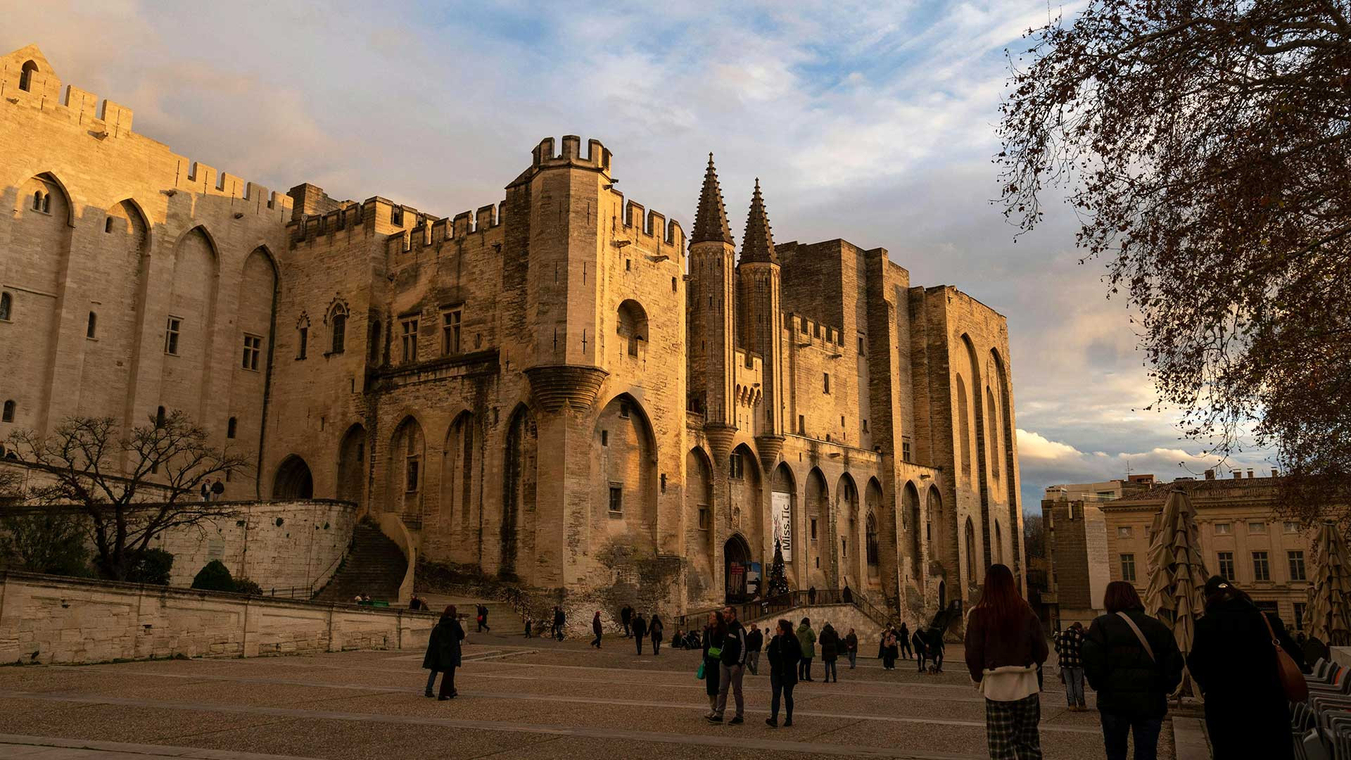 Avignon : « C’est un défi gigantesque. » L’artiste Jean-Michel Othoniel installe 240 œuvres dans la ville