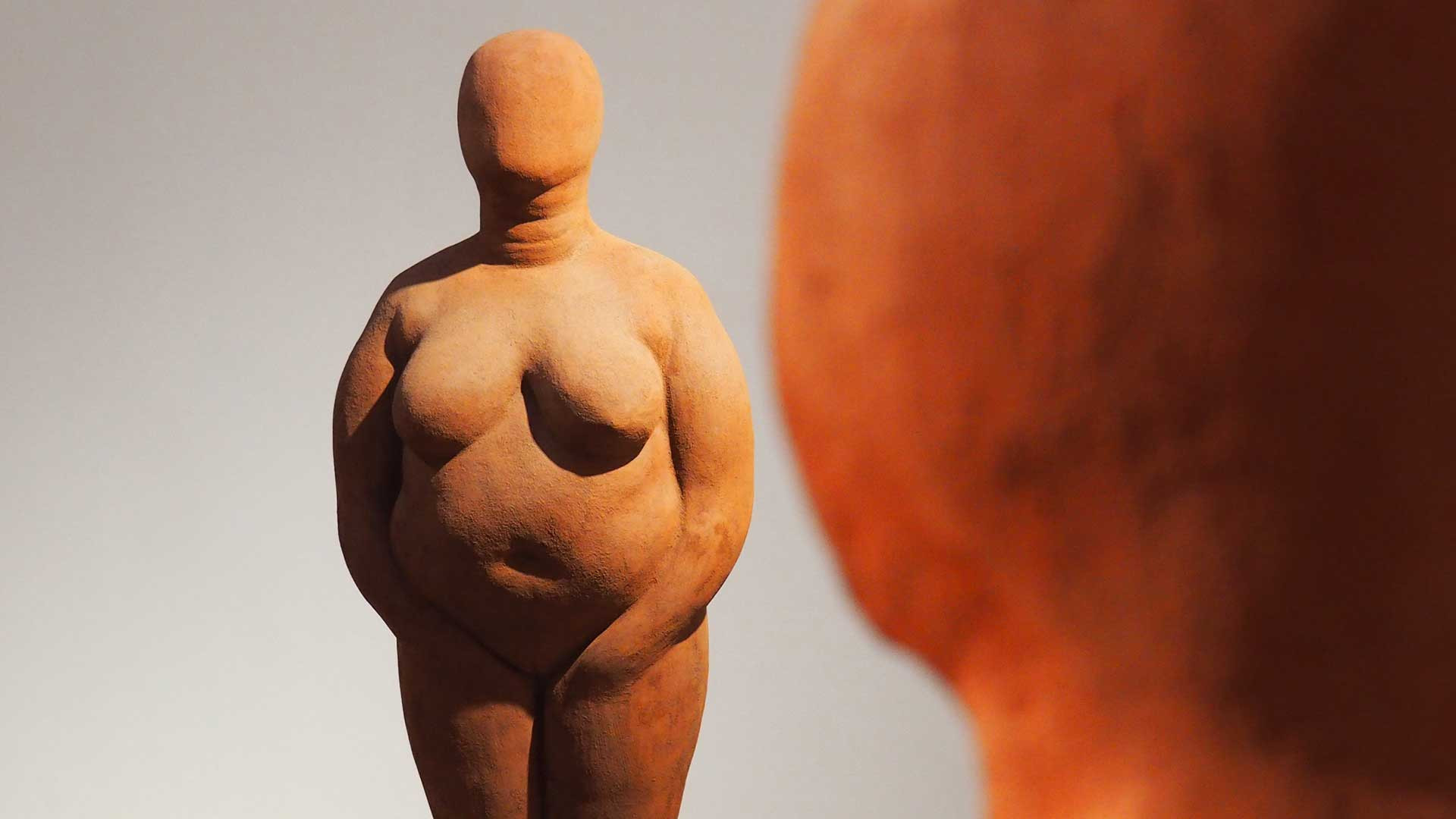 « Les cicatrices font partie de notre histoire » : les Vénus de Prune Nourry subliment le corps des femmes victimes de violence dans une exposition gratuite à Paris