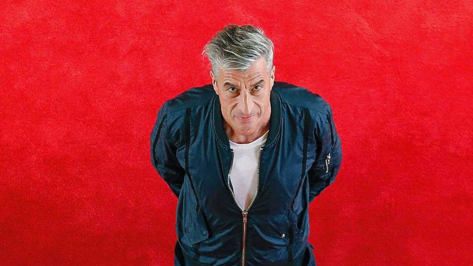 « J’ai toujours cru que si une œuvre peut être résumée clairement, c’est qu’elle est artistiquement morte » : Maurizio Cattelan, au-delà du scandale