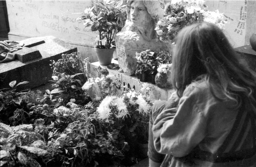 Tombe de Jim Morrison au Père-Lachaise entre 1981 et 1988 © Wikimedia commons / Bermudos