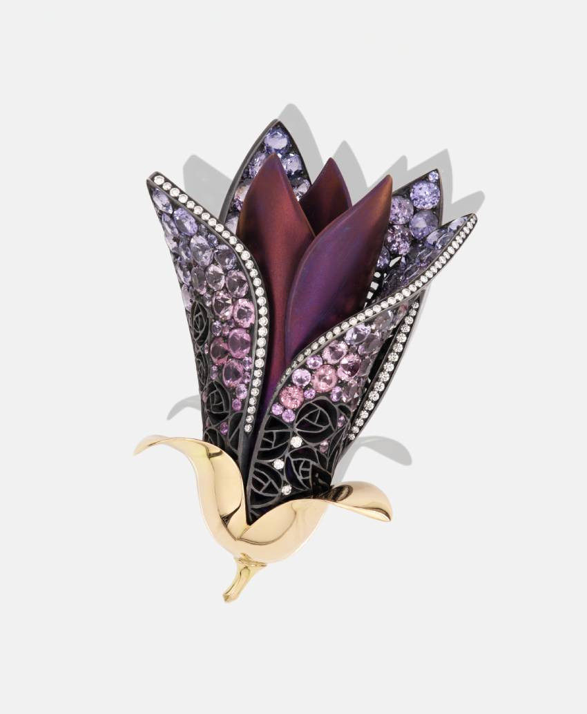 Maison Alix Dumas, broche Magnolia blossom, 2023, diamants, spinelles, or, titane, argent, 10 x 12 cm. © Maison Alix Dumas