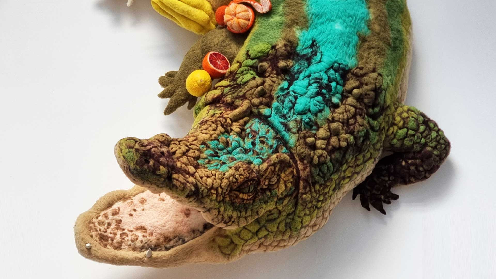 Secrets d’atelier : le gigantesque crocodile d’Héléna Guy Lhomme, artiste textile, dévoilé au Grand Palais à Paris