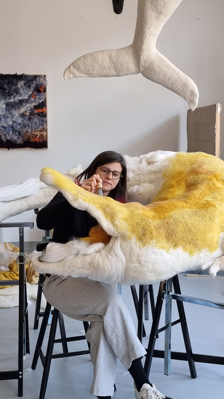 Héléna Guy Lhomme travaillant sur son crocodile de laine dans son atelier au Jardin des métiers d’Arts et du Design à Sèvres © Héléna Guy Lhomme