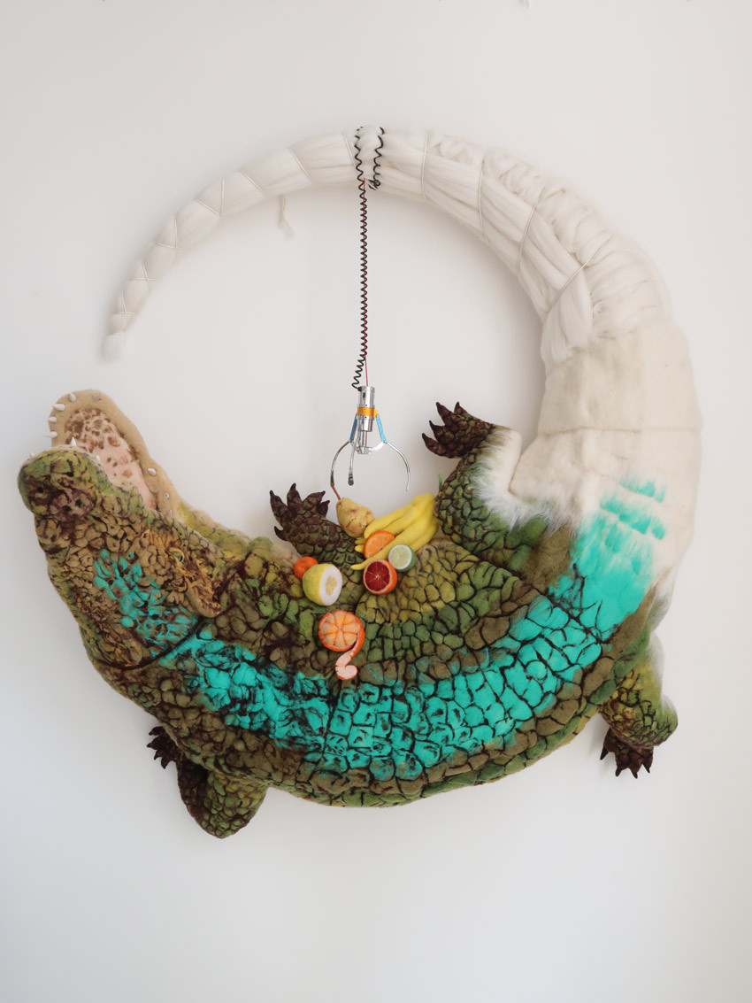 Do not swallow, 2025, laine cardée, teinture végétale sur armature d’acier, 160 x 160 cm © Héléna Guy Lhomme
