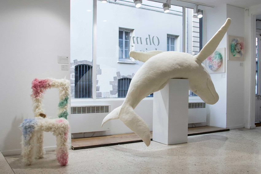 Les œuvres ChA.I.r et Pietà présentées en 2023 à la galerie Joseph à Paris © Zoé Forget, Lainamac