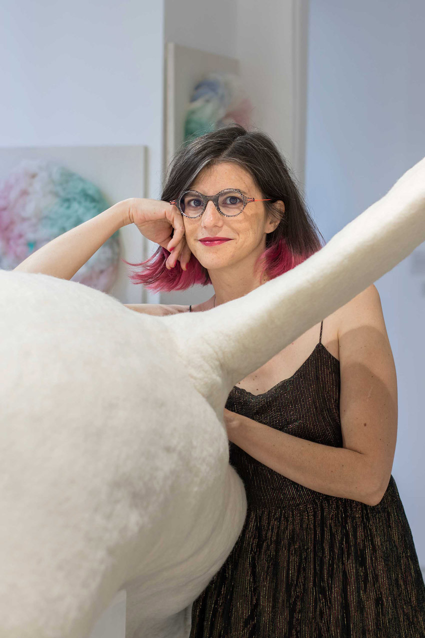 Héléna Guy Lhomme créé des sculptures textile en laine cardée pour les collectionneurs particuliers mais aussi les musées et les décorateurs © Zoé Forget, Lainamac
