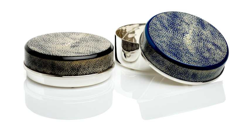 Boîte <i>Cosmos</i> du laqueur Nicolas Pinon en collaboration avec la Maison Richard Orfèvre, 2015, galuchat laqué sur boîte en laiton argenté, H. 4,5 cm, Ø 13 cm. ©Philippe Plantrose.