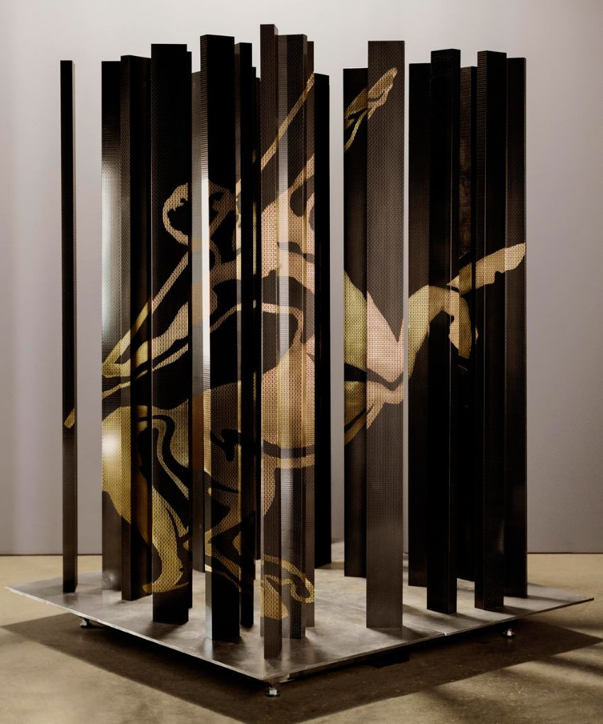 Sculpture <i>Anamorphose</i> du ferronnier Steaven Richard en collaboration avec la marque de spiritueux Rémy Martin, technique du laminage artistique, 2019. ©Steaven Richard.