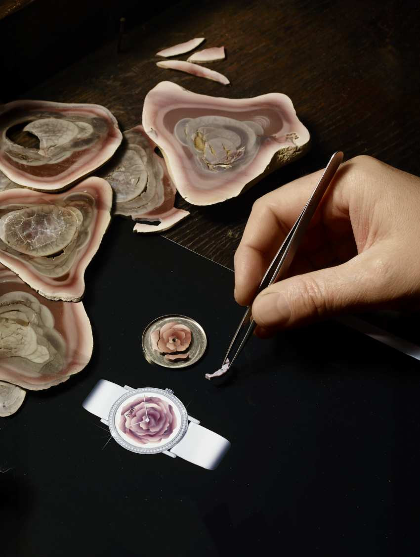 Montage de la montre Piaget <i>Altiplano Rose</i> par Hervé Obligi pour la marque Piaget et sa collection Art & Excellence, marqueterie de pierres dures, jaspe impériale et cacholong. ©Piaget. 