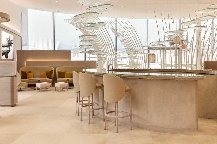 Le bar du pavillon Nicolas Ruinart au 4, rue des Crayères à Reims, décoré par le verrier Emmanuel Barrois. ©Chloé Le Reste.