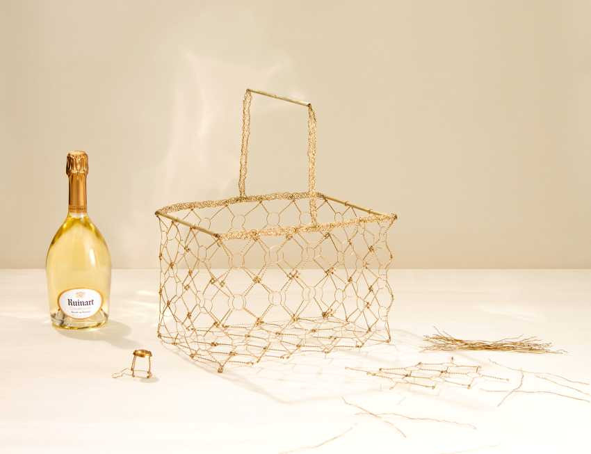 Panier à pique-nique de Cécile Gray pour la Maison Ruinart à partir de muselets de flacons, 2021. ©Rachelle Simoneau pour Maison Ruinart.