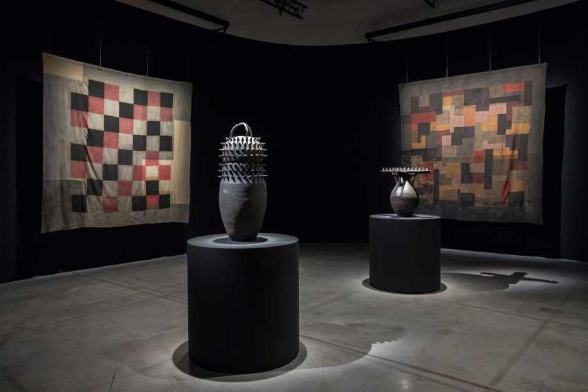 À l’exposition « Roméo Mivekannin. L’Envers du temps » : <i>Sakpati</i>, céramique (2022) et, au fond, Abstraction sociale 1, décor peint (2018), courtesy of the artist and galerie Cecile Fakhoury (Abidjan, Dakar, Paris). ©Frédéric Iovino.