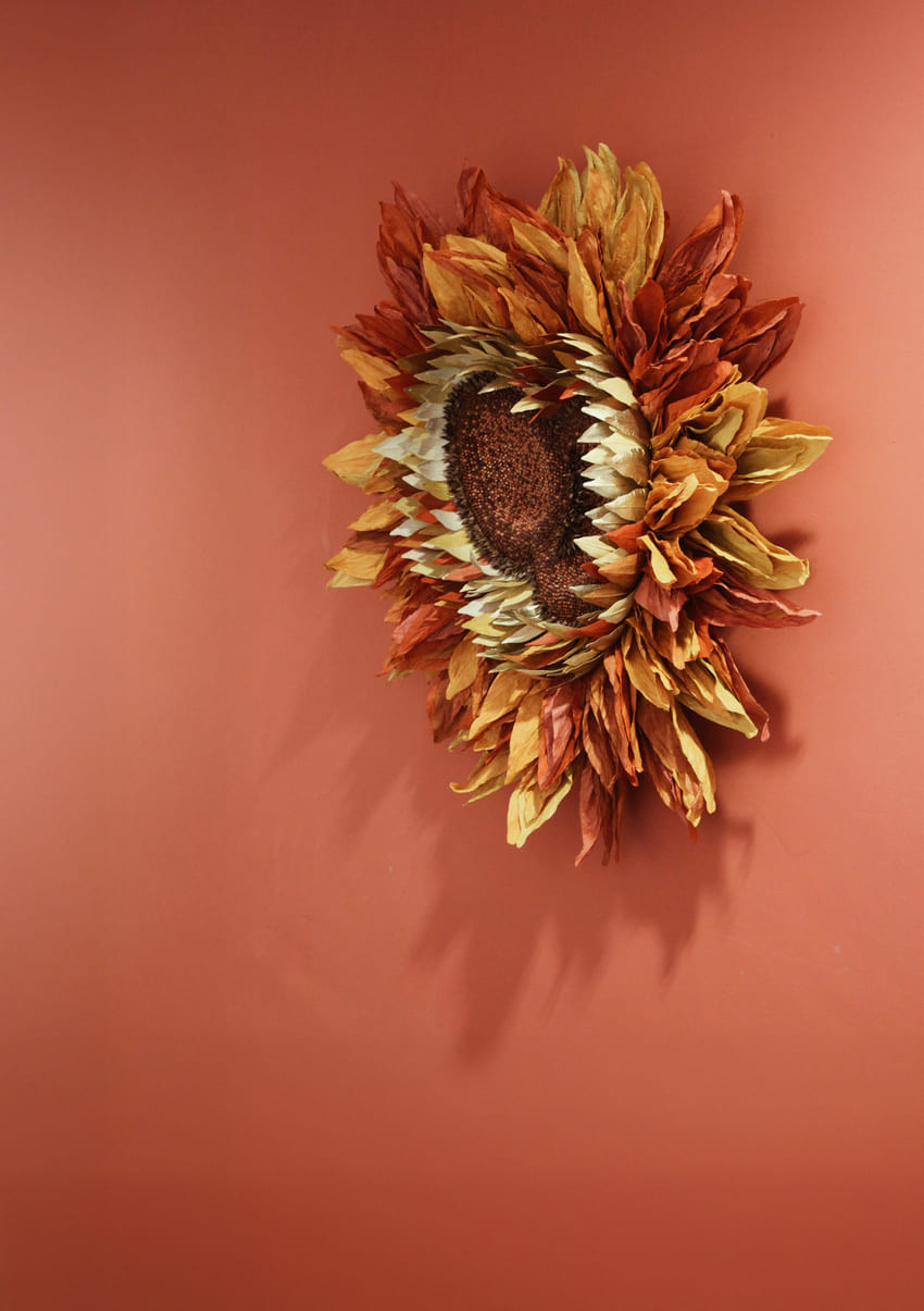 Diane Cornu, Helianthus hybrides, 2023, papier, carton, matière végétale, 90 x 100 x 27 cm. © Photo : Céline Zed